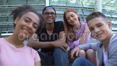 一群多民族的青少年在户外对着镜头微笑，真正的友谊